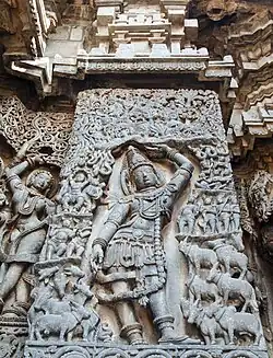 Вишну в облике Кришны спасает жителей и коров от небесного потопа. Храм Хойсалешвара.