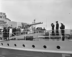 2&nbsp;×&nbsp;120-мм/45 башенная артиллерийская установка на Hr.&nbsp;Ms. Van Speijk; Ден-Хелдер, 26&nbsp;июня 1956&nbsp;года (проводы корабля в&nbsp;поход к&nbsp;Антильским островам).На заднем плане слева виден бомбомёт «Хеджхог», установленный вместо носовой зенитной установки.