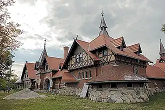 Здание конюшни и рецептория