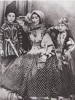 Хуршидбану Натаван, её сын Мехдикули-хан Вяфа и дочь Ханбике