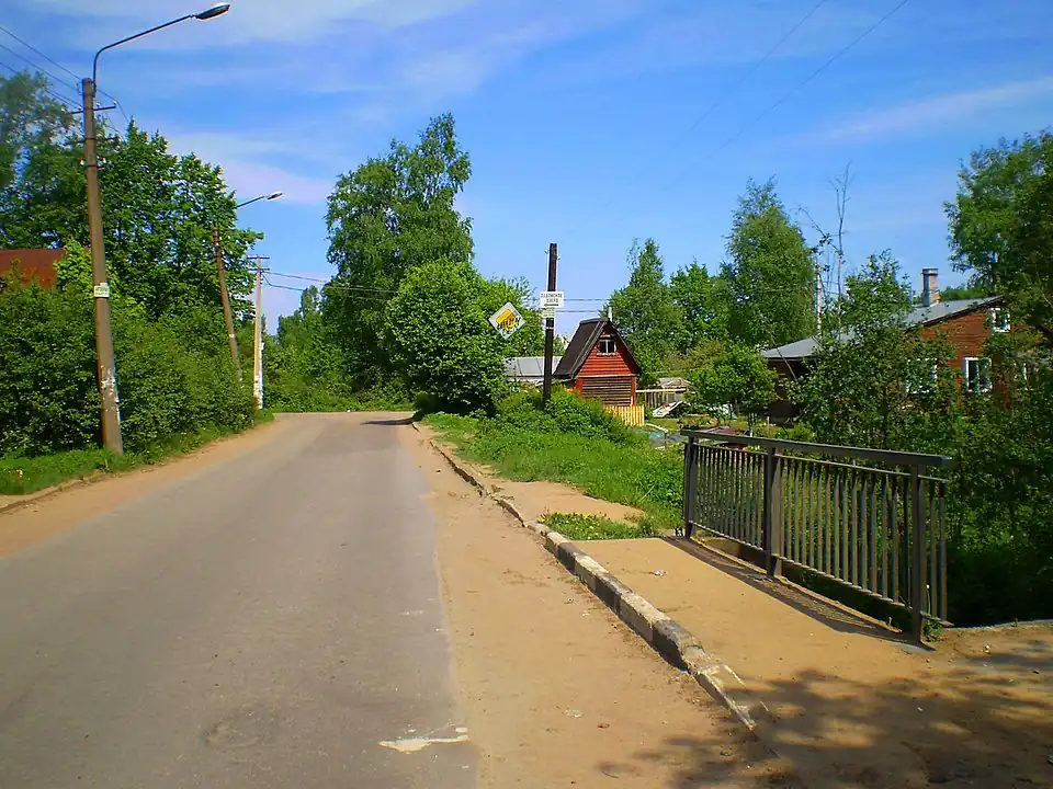 Въезд в микрорайон Хутор Ракси. 2010&nbsp;год. Слева дом И. М. Ракси