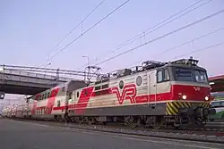 Sr1-3069 в бело-красной окраске VR с двухэтажным поездом