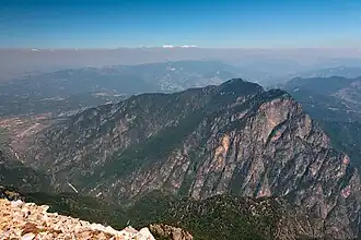 Вид на гору Трапезица и монастырь Стомиу с горы Тимфи