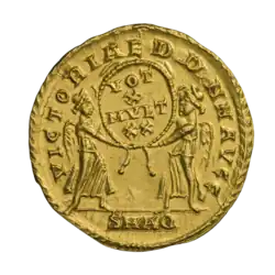 Констант (ок. 340–350 гг.). 2 Виктории напротив друг друга с венком