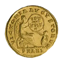 Констант (ок. 337–347 гг.). На щите и трофеях, в руках щит и стилос