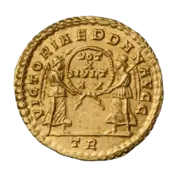 Констант (ок. 347–348 гг.). 2 Виктории напротив друг друга с венком