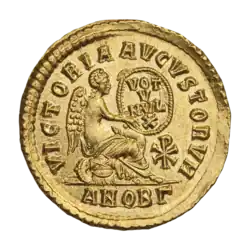 Грациан (ок. 367–375 гг.). На трофеях со щитом в руках