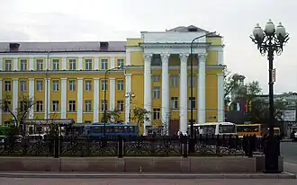 Свежевыкрашенное здание ИГЛУ