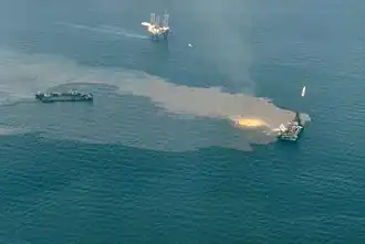 Тушение горящей нефти на месте выброса из скважины