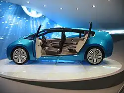 Вид сбоку, двери открыты