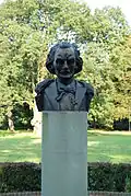 Бюст Игнация Яна Падеревского (установлен 11 ноября 2003 года)