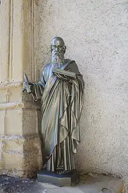 Статуя в портале церкви