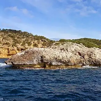 Вид на остров Илья-дес-Феноль, на заднем плане остров Кабрера