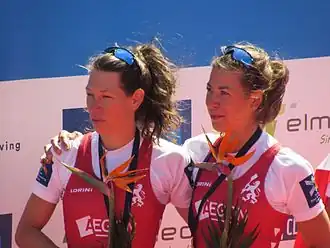 Майке Хеад (слева)