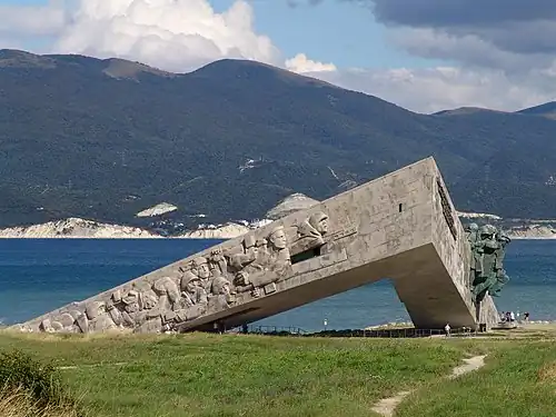 Вид на правую сторону мемориала