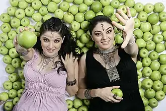 Сёстры Инга и Ануш Аршакян в 2008 году