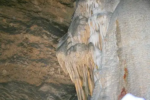 Сталактиты и сталагмиты Бельянской пещеры.