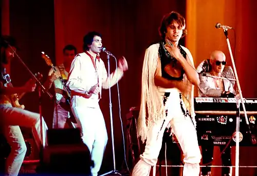 Игорь Сандлер за клавишами во время выступления группы