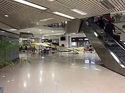 Исторический самолёт, установленный в одном из залов.