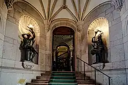 Парные фонари-скульптуры «Утро» и «Вечер» на лестнице Халльвюльского музея.