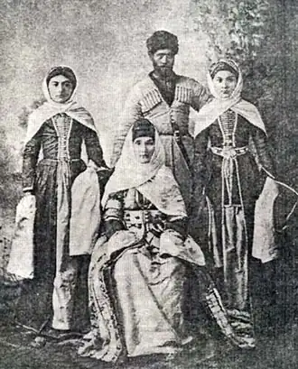 Балкарская семья. Исмаил Урусбиев с женой и дочерьми (XIX век)