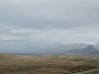 Вид с горного хребта Калдидалсвегур (Эйриксйёкюдль виден на дальнем плане, с правой стороны)