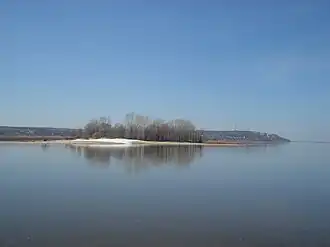 Остров Маркиз в апреле 2011. Вид с фарватера, за островом&nbsp;— Верхний Услон