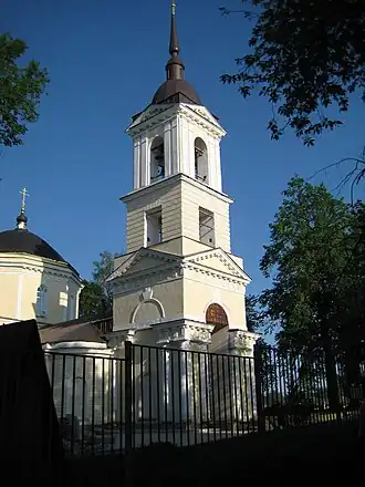 Колокольня и церковь в 2010 году