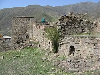 Крепость рядом с мечетью в Итум-Кали