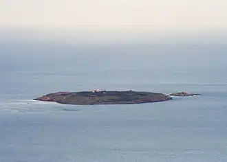 Острова Св. Иван и Св. Пётр (справа)