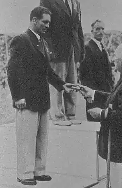 Адольф Мюллер (на заднем плане) и Ивар Шёлин на церемонии награждения. Лондон, 1948