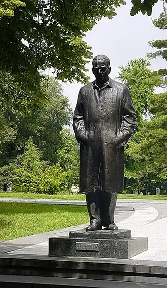 Памятник Иво Андричу перед входом в музей