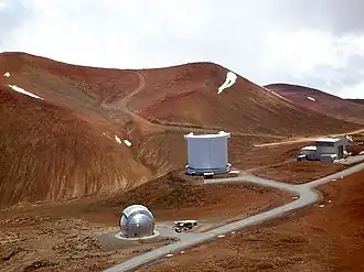 Caltech Submillimeter Observatory: Шарообразный купол&nbsp;— помещение 10-метрового субмиллиметрового телескопа; Цилиндрическое строение&nbsp;— башня «Максвелла»