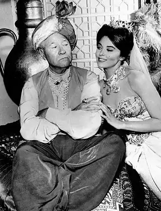 С актрисой Тиной Луиз на съёмках сериала «Новое поколение[англ.]», 1961