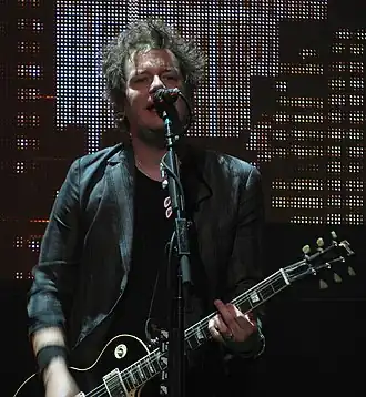 Джейсон Уайт выступает с Green Day в Scotiabank Place