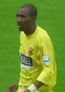 Луис в составе «Кроли Таун» в 2009 году