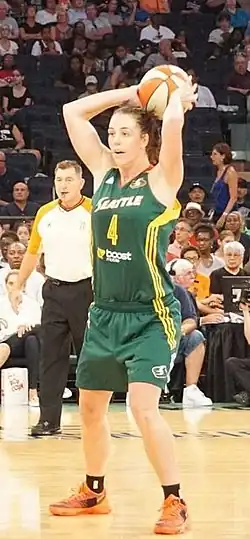 Дженна в игре за «Сиэтл Шторм» против  «Нью-Йорк Либерти» (2 августа 2015 года)