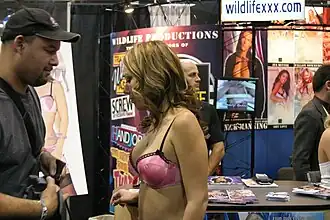 Дженнифер Лув на выставке AVN Adult Entertainment Expo в 2004 году, Лас-Вегас, штат Невада