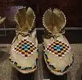 Мокасины хикарилья-апачи, ок. 1890 г. Музей обуви Бата[англ.]  в Торонто.