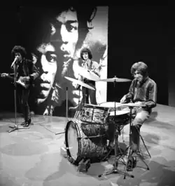 The Jimi Hendrix Experience играют в голландской телестудии. 14 марта 1967 года. Слева направо: Хендрикс, Реддинг, Митчелл.