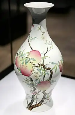 Цзиндэчжэньская ваза, расписанная в стиле «famille rose», с изображением ветвей персикового дерева и летучих мышей, период правления императора Иньчжэнь (1723—1735). Восточный филиал Шанхайского музея.