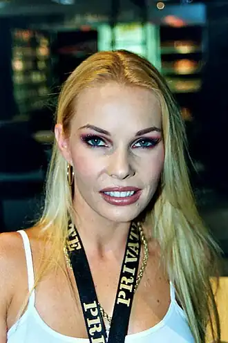 Мур на выставке AVN Adult Entertainment Expo 15 января 2003 года