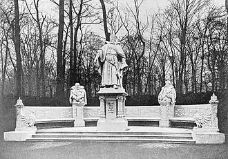 Аллея Победы в Берлине. На первом плане — памятник Альбрехту Медведю.