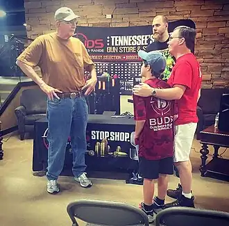 Грег Кинман (слева) и его сын Джон (справа с бородой) в июле 2016 года