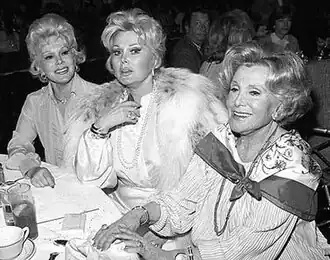 Джоли (справа) вместе с дочерьми Жа Жей (в центре) и Эвой на вечеринке в Беверли-Хиллз в 1979&nbsp;году