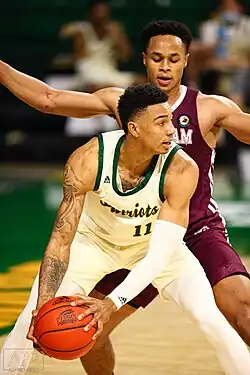 Миллер (на переднем плане) в составе«Джордж Мейсон Пэтриотс» в 2021 году