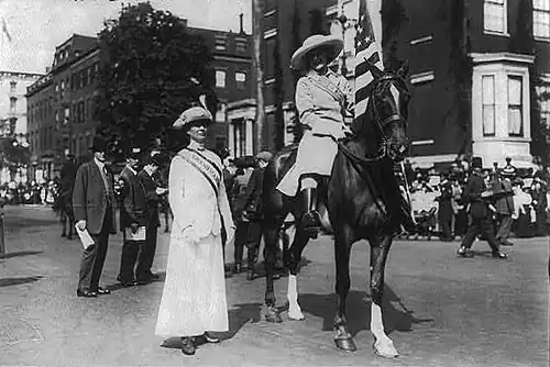 Жозефина Бейдерхасс (Josephine Beiderhasse) и Инес Милхолланд[англ.] на параде в Нью-Йорке, 3 мая 1913 года
