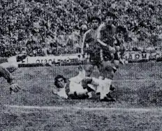 Облитас забивает гол «бисиклетой» в ворота сборной Чили на Кубке Америки 1975