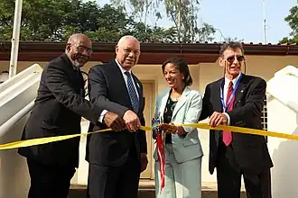 Джонни Карсон, Колин Пауэлл, Сьюзан Райс и Р. Барри Уолкли на открытии посольства США в Джубе, 9 июля 2011 г.