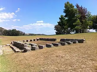 Экседра (каменная площадка), на которой сидели элланодики (судьи)